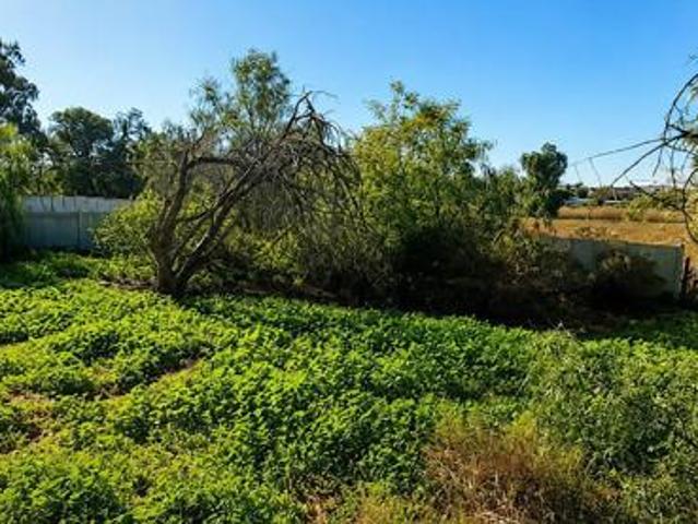 869 m² Land available in Oudtshoorn