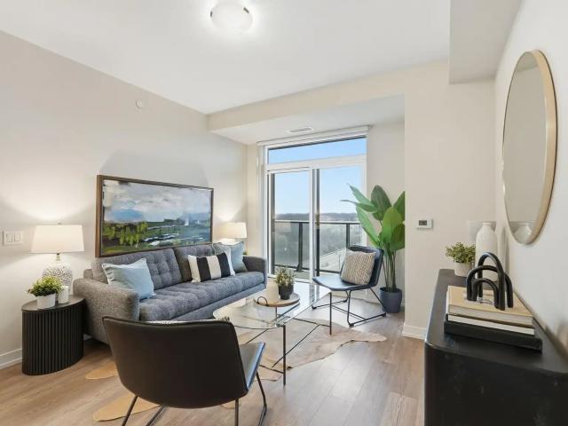 870 Queenston