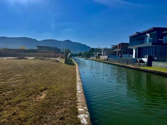 876 m² Land available in The Island Estates