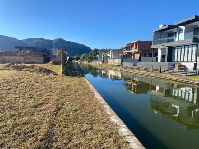 876 m² Land available in The Island Estates