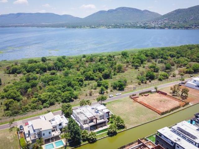 878 m² Land available in The Island Estates