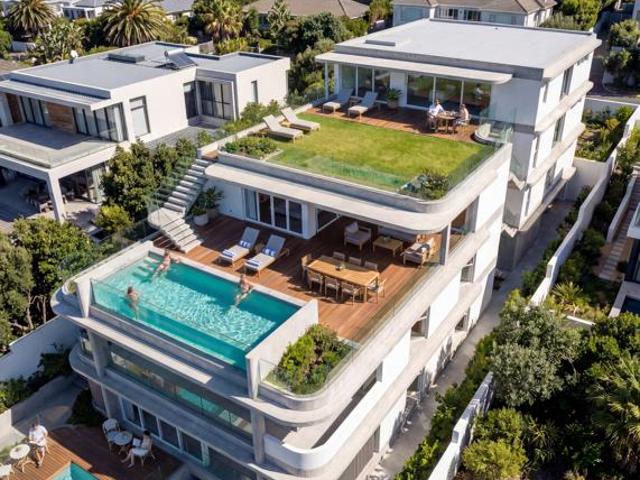 879 m² Land available in Camps Bay