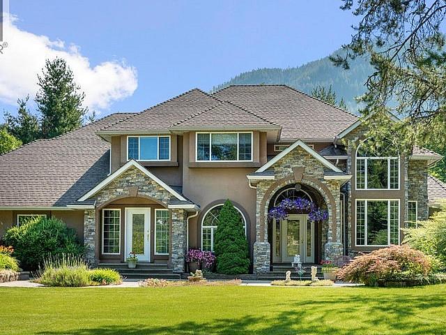 880 Waterloo Road Castlegar, British Columbia