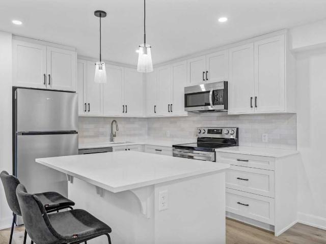 885 887 Somerset Street West 1 Bedroom Apartment for Rent at 887 Somerset St W, Ottawa, ON K1R 6R6 Centretown West