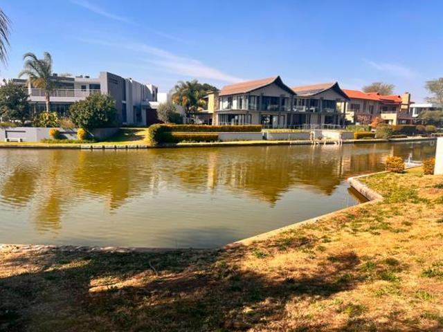 889 m² Land available in The Island Estates