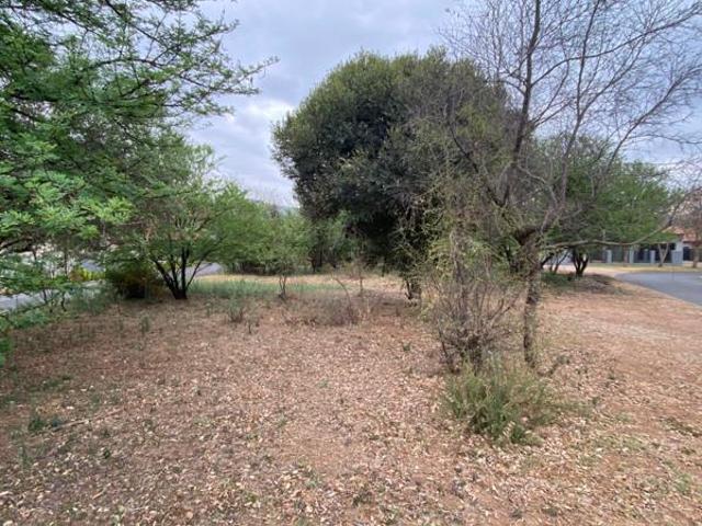 893 m² Land available in Birdwood Estate