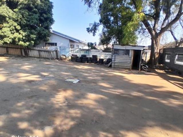 895 m² Land available in Oos Einde