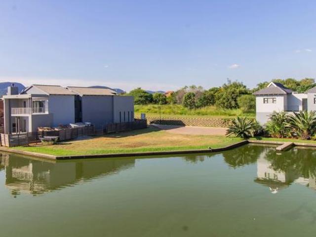 899 m² Land available in The Island Estates