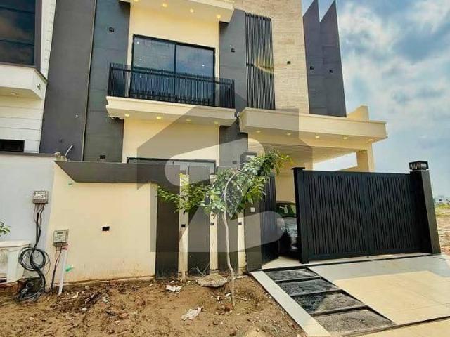 8 Marla Modern 6 Bed Rooms House For Sale