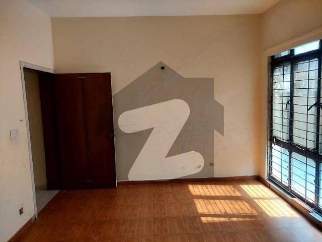 8 Marla Beautiful Plaza For Sale