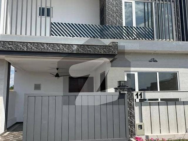 8 marla Brand new designer house avaliable for sale 4 bed accommodation 1 American kitchen 1 Servent two species TV lounge available in Bahria Enclave