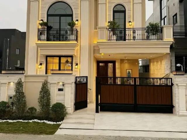 8 marla house with beautifull design and on elegant location available for sale in bahria town lahore bahria town id 99246