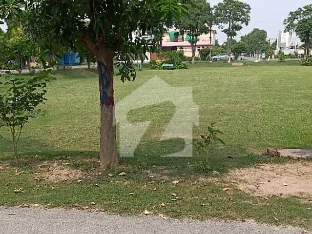 8 Marla Plot Available For Sale