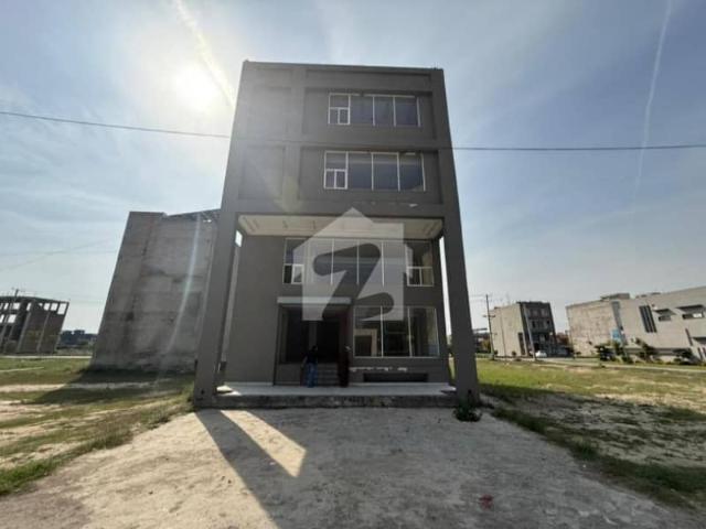 8 Marla Prime Commercial Plaza For Sale In Paragon Ciy