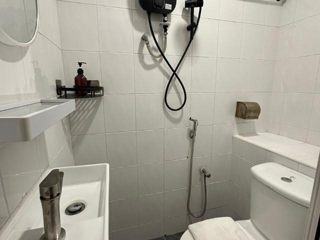 8 min walk to pavilion. 0 deposit room attacehd bathroom