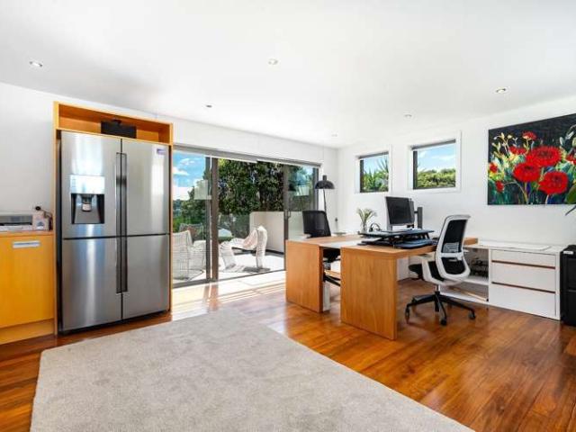 8 Nevay Road, Karaka Bays, Wellington City