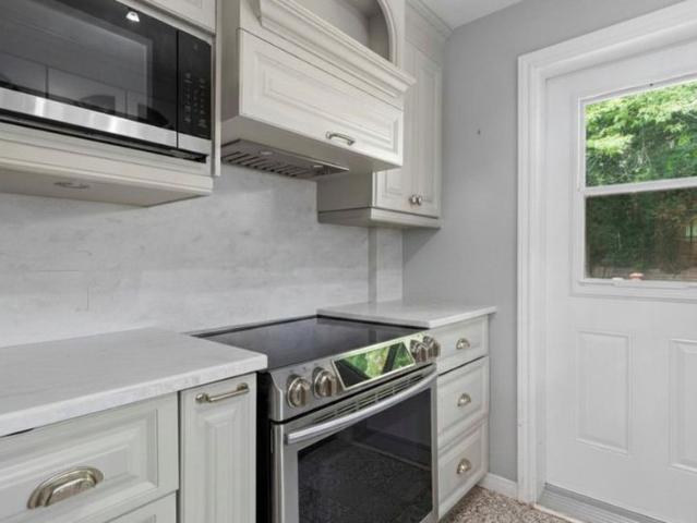 8 Av. Clearview