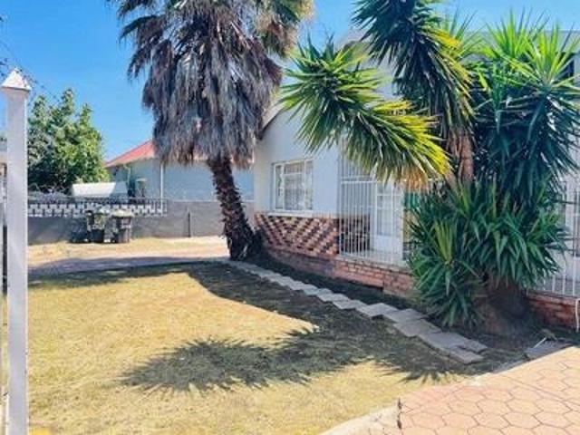 8 bedroom and 4 bathroom fo availabl.