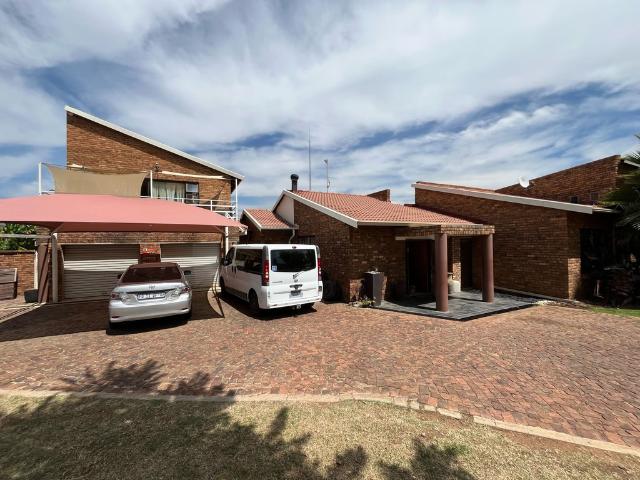 8 Bedroom Freehold For Sale in Dalpark Ext 1