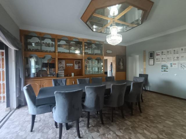 8 Bedroom House For Sale in Bassonia