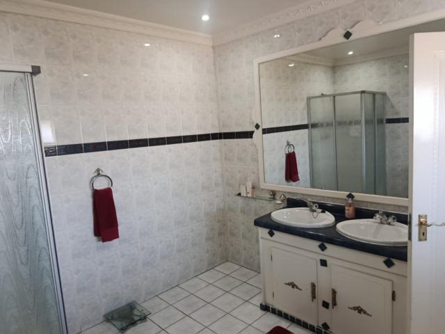 8 Bedroom House For Sale in Bassonia
