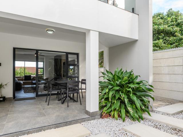 8 Bedroom House For Sale in Beachview