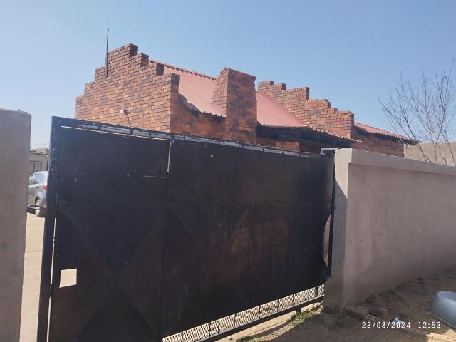 8 Bedroom House For Sale in Drieziek