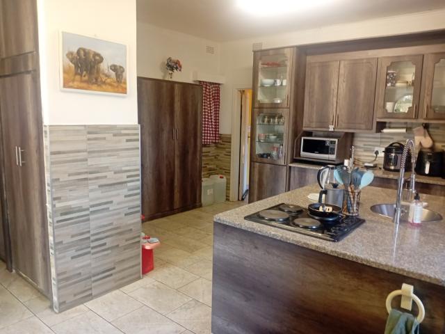 8 Bedroom House For Sale in Oakdene