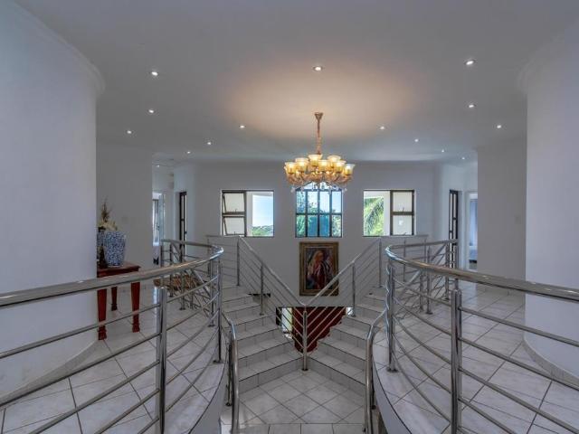 8 Bedroom House For Sale in La Lucia