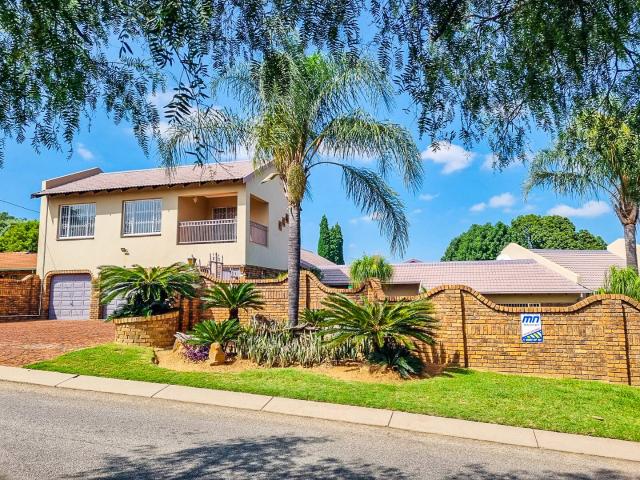 8 Bedroom House For Sale in The Reeds