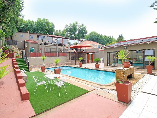 8 Bedroom House in Cyrildene