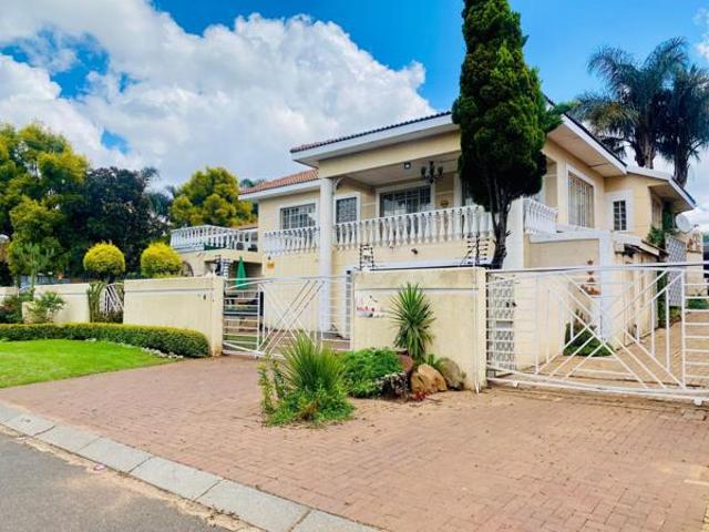 8 Bedroom House in Aerorand