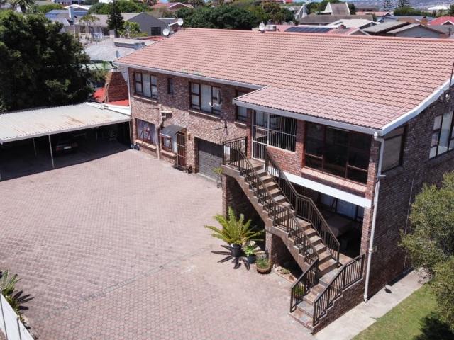 8 Bedroom House in Bayview