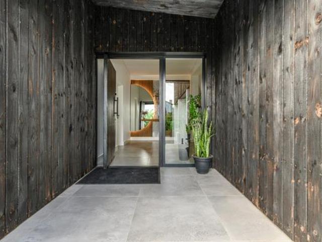 8 Bedroom House in Beachview