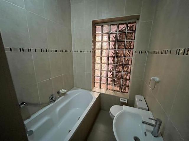 8 Bedroom House in Bendor Park