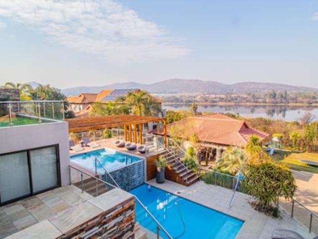 8 Bedroom House in Birdwood
