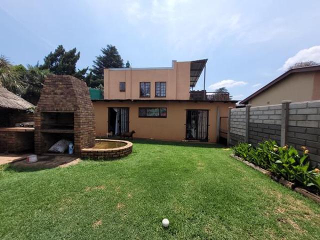 8 Bedroom House in Delmas