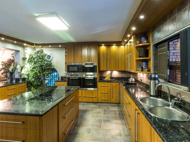 8 Bedroom House in Die Boord