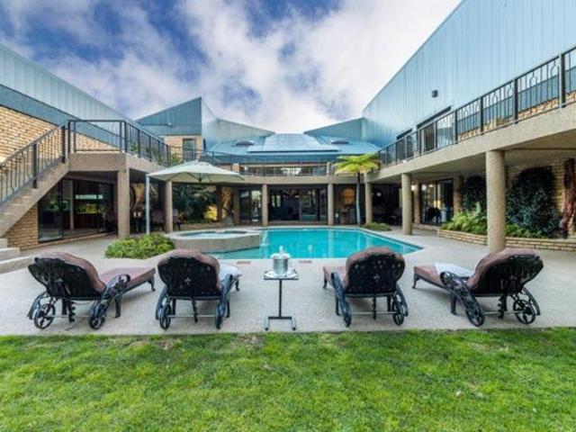 8 Bedroom House in Die Boord