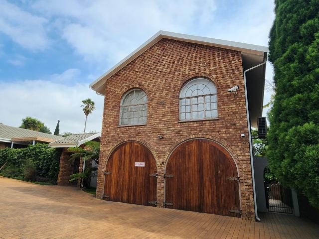 8 Bedroom House in Die Heuwel