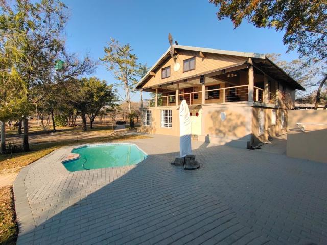 8 Bedroom House in Kromdraai
