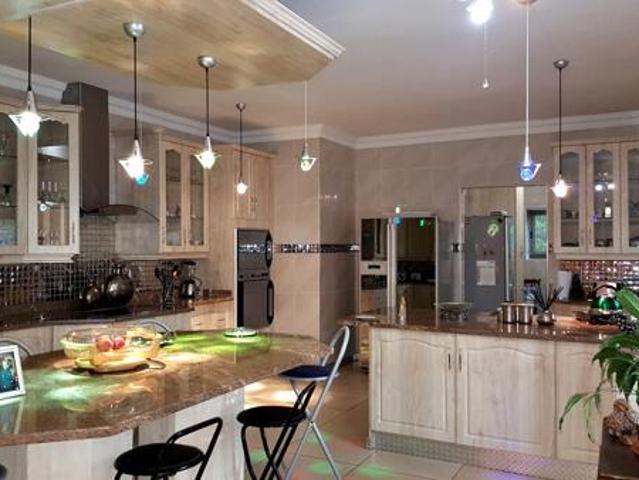 8 Bedroom House in Kshane Lake Lodge