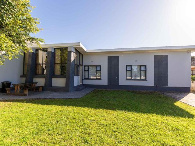 8 Bedroom House in Hartenbos