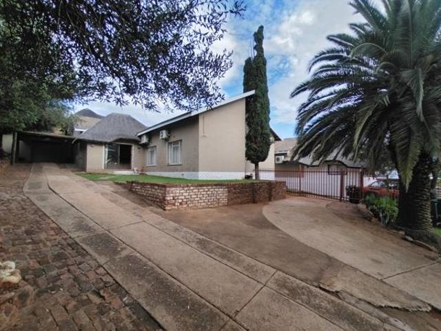8 Bedroom House in Hartswater
