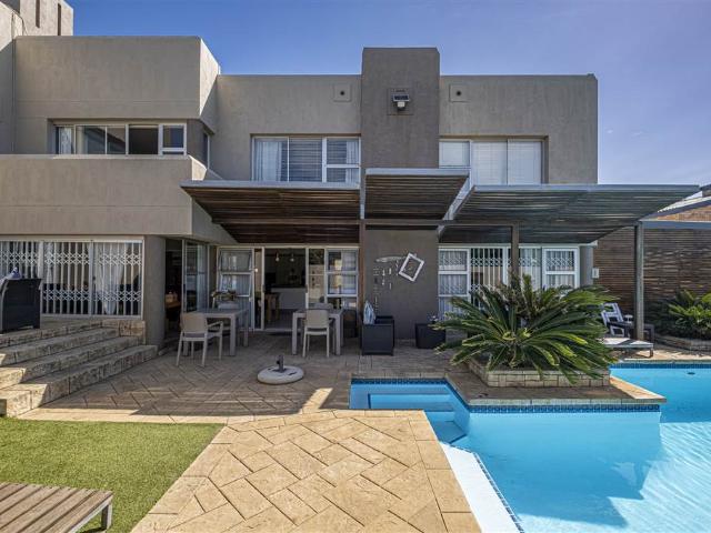 8 Bedroom House in Jeffreys Bay