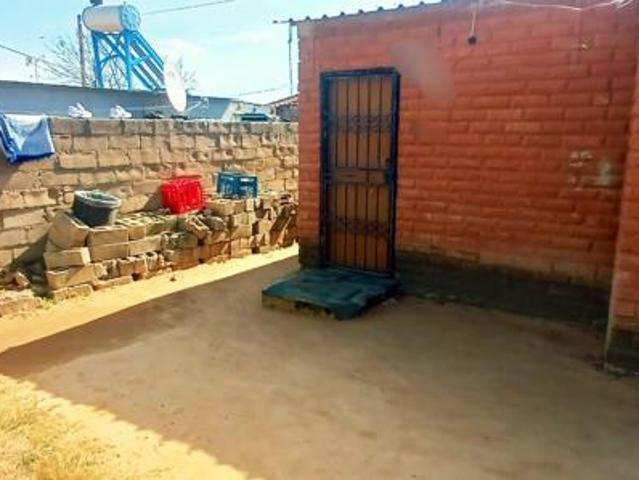 8 Bedroom House in Olievenhoutbosch