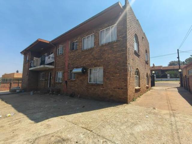 8 Bedroom House in Laudium