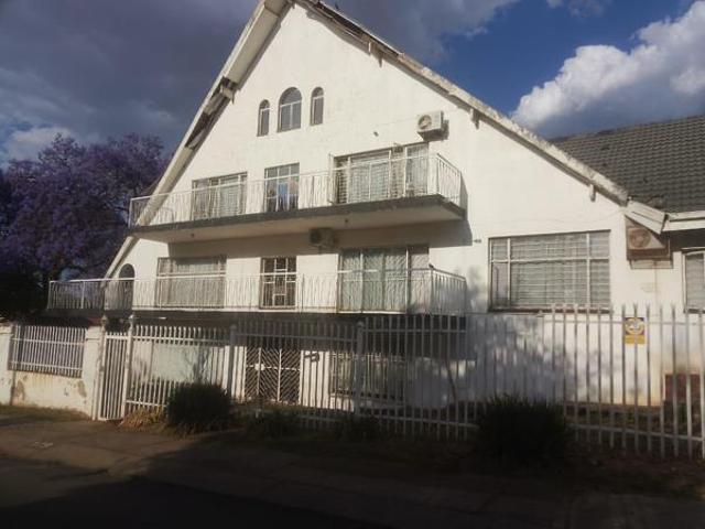 8 Bedroom House in Laudium