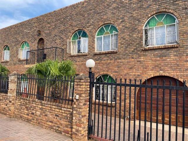8 Bedroom House in Laudium
