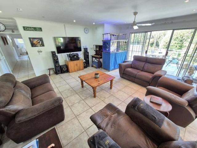 8 Bedroom House in Leisure Bay